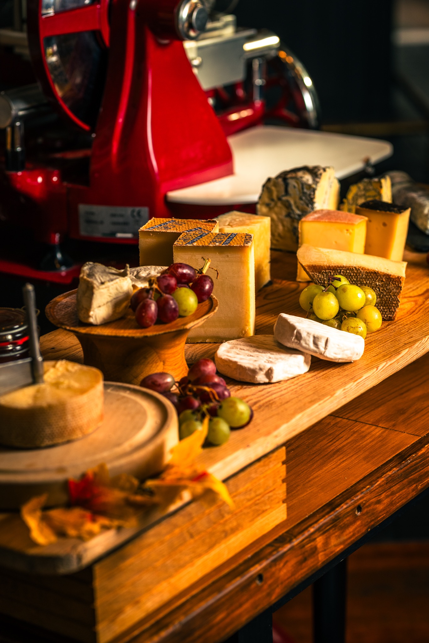 Sélection de fromages sur un comptoir en bois