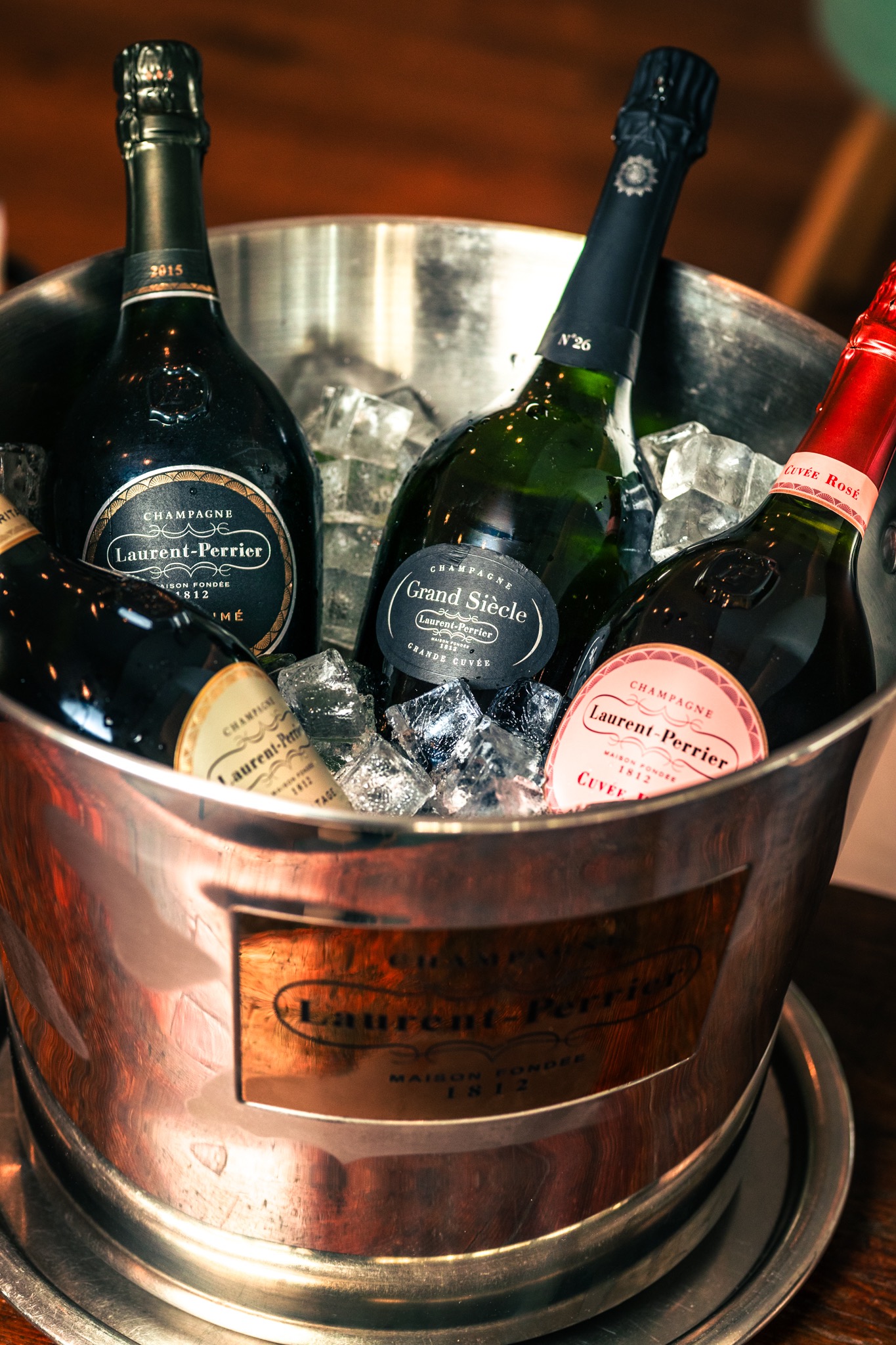 Bouteilles de champagne dans un seau à glace
