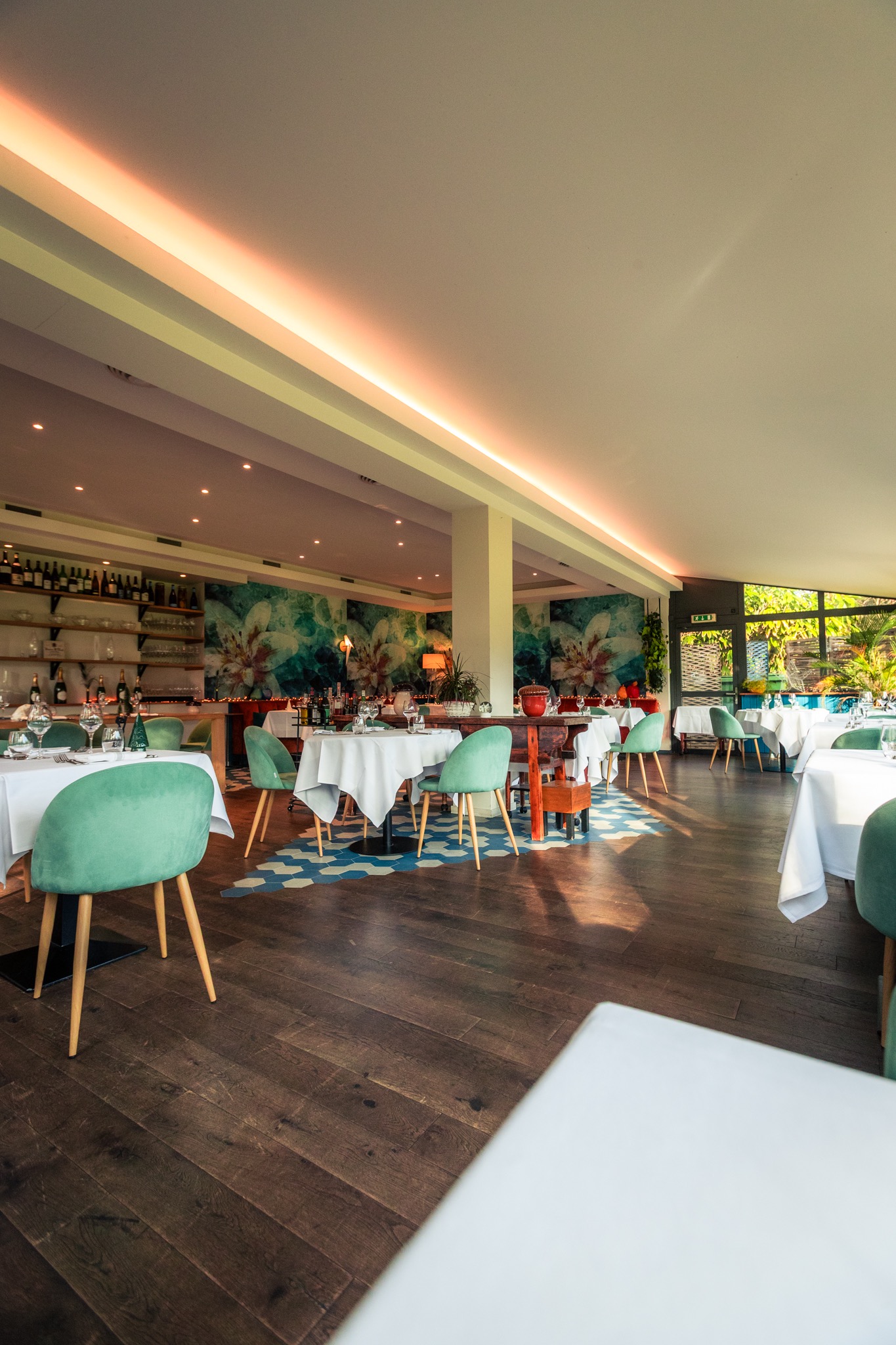 La salle de La Chaumière et ses tables nappées