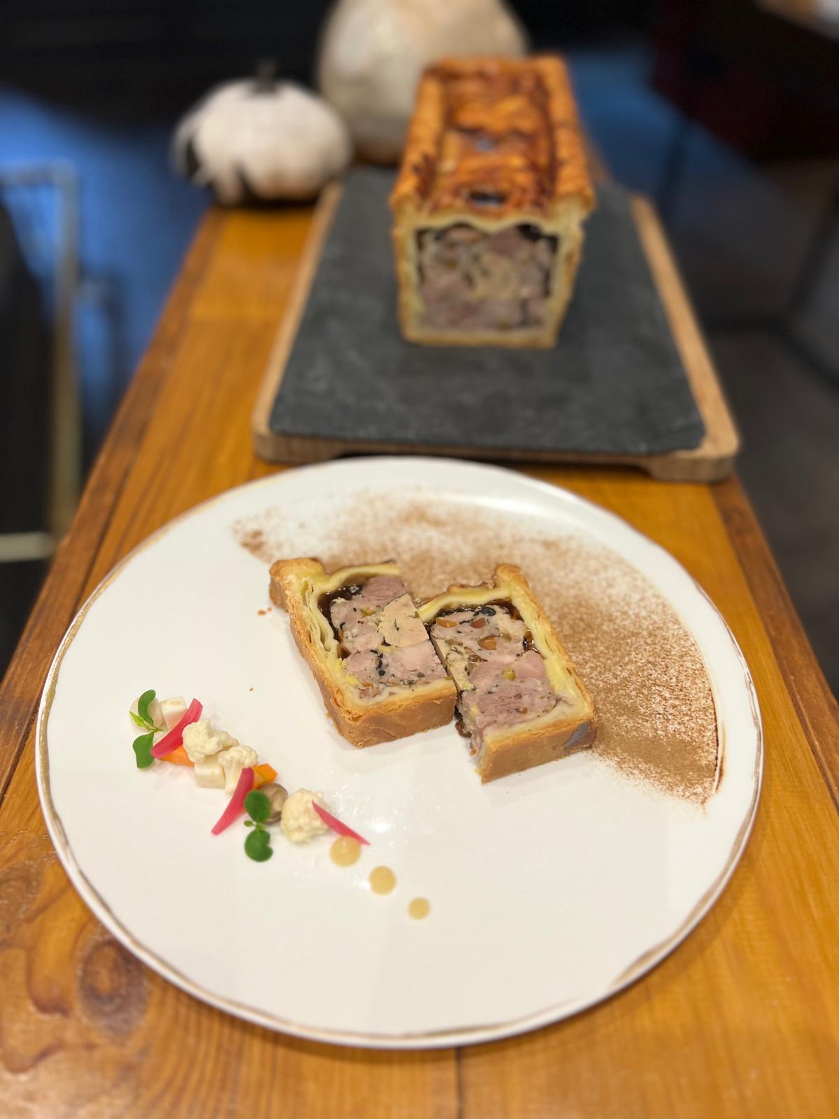 Pâté en croûte et garniture de saison