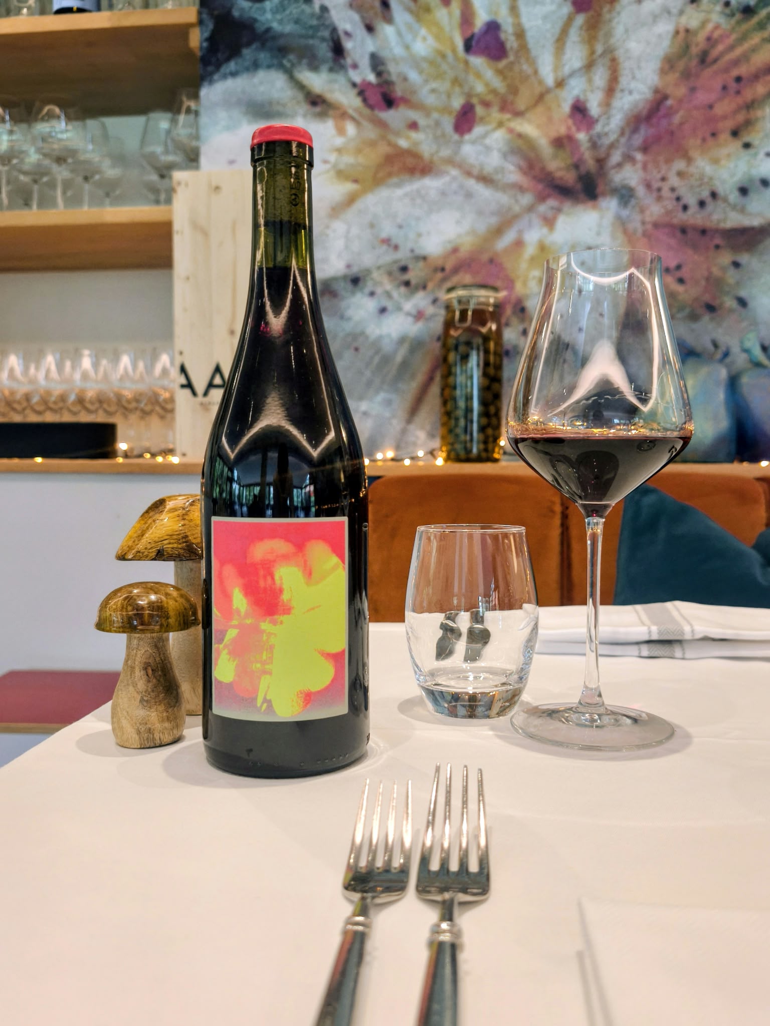 Vin rouge présenté à table dans la salle de La Chaumière